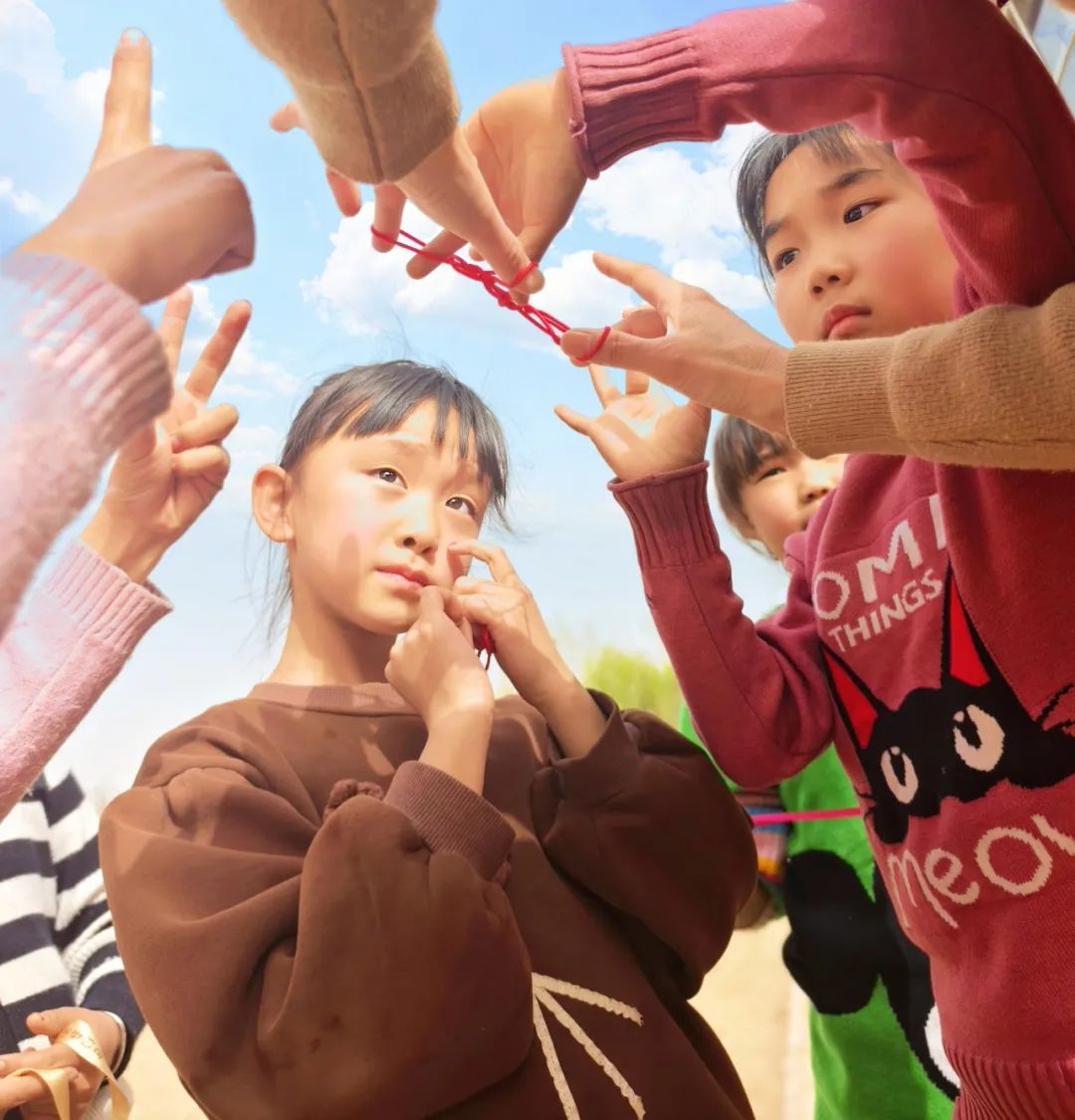 《和姐姐们学习翻花绳》小学组 摄影：陈佳瑶