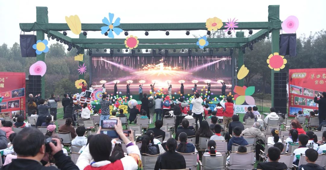 中国女摄影家协会主席、全国妇联执委吕静波，中国妇女儿童博物馆副馆长李燕凌，河北省妇联主席、党组书记刘文萍，雄安新区党工委委员、宣传网信局局长边建国，雄安新区党群工作部副部长、妇女工作委员会主任张义霞，雄安新区宣传网信局副局长陈慧，全国妇联家庭和儿童工作部家庭工作处处长马学阳，中国女摄影家协会副主席贾婷，容城县委常委、宣传部长陈丽，高宇农业园董事长、总经理王彦浩共同为展览启幕。杨亚文摄